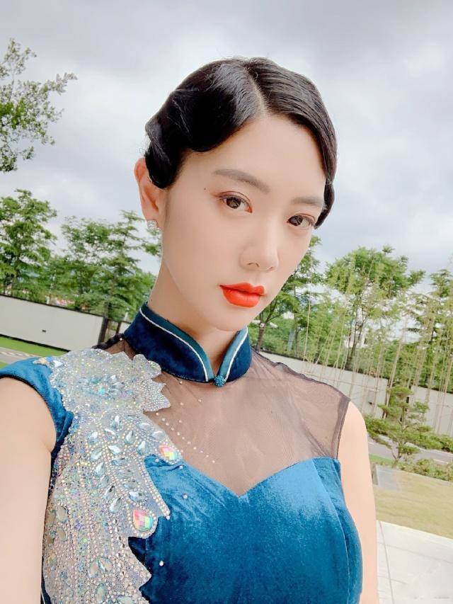 152网主 雨伞与口红
